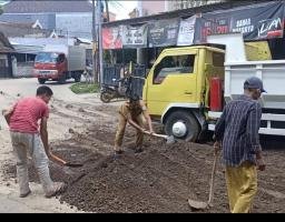 Camat Arosbaya Turun Tangan, Sinergi Warga dan Pemerintah Percepat Perbaikan Jalan