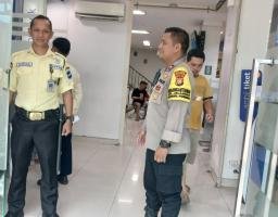 Jaga Kamtibmas, Bhabinkamtibmas Jelambar Koordinasi dengan Petugas Keamanan Bank