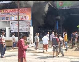 Detik-detik Api Mengamuk di Arosbaya: Tiner dalam Toko Material Diduga Jadi Pemicu, Galvalum dan Pipa Besi Terdampak