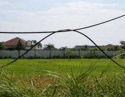 Kabel Diduga Milik PT Agriya Indihome Menjuntai ke Tanah, Akses Jalan Warga Buduran Lumpuh