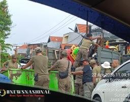 Satpol PP Surabaya Tertibkan Lapak Liar di Kawasan Bulak Banteng