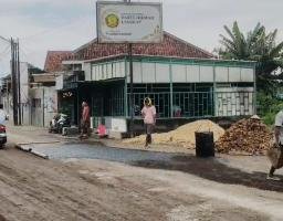 Tak Tunggu Pemerintah, Alumni Ponpes Darul Hikmah Bangkalan Perbaiki Jalan Rusak Pakai Dana Pribadi