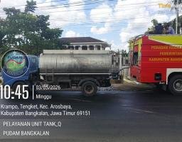 PDAM Bangkalan Suplai Air, Bantu Netralisir Tumpahan Solar di Jalur Arosbaya