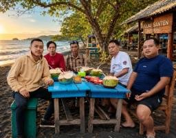 Obrolan Santai di Pinggir Pantai Pulau Santen, Tim PT Cahaya Pers Group