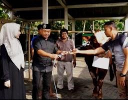 Wujud Kepedulian Nyata, Polres Bangkalan Salurkan 865 Paket Daging Kurban untuk Masyarakat