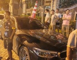 Mobil BMW Salah Parkir di Depan Shanghai Park, Mau "Didenda" 200 Juta