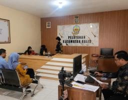 Pelayanan Kecamatan Galis Dipertanyakan, Warga Keluhkan Proses Pembuatan KTP Berlarut dan Berkas Diduga Tak Tertelusuri