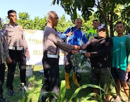 Dukung Swasembada Pangan, Polrestabes Surabaya Serahkan Bantuan Alat Pertanian kepada Petani Jambangan