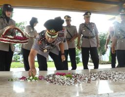 Teladani Semangat Juang Pahlawan, Polres Pelabuhan Tanjung Perak Gelar Ziarah di TMP WR Supratman