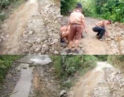 Masyarakat Ononamolo II-Hilimbaruzo dan sekitarnya  Gotong-Royong Perbaiki Jalan Rusak, Minta Perhatian Bupati Eliyunus