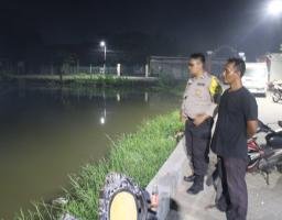 Kapolsek Pakal Dukung Ketahanan Pangan Melalui Pendampingan Budidaya Ikan Air Tawar di Kelurahan Sumberrejo