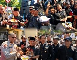 Prank Hari Bhayangkara, PJU Polda Jatim, Polrestabes & Polres Pelabuhan Tanjung Perak Keluar Hadapi Massa AMI, Ujungnya