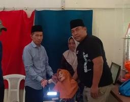 Kades Lajing Dampingi Nenek Berusia 120 Tahun Rekam e-KTP di Kecamatan Arosbaya