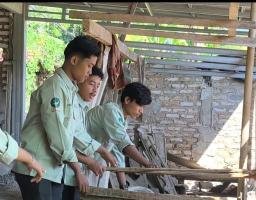 Dari Limbah Bambu Menjadi Peluang Usaha, Organisasi Family Of UINSA Sumenep Belajar Budidaya Topi Jerami