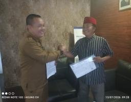 Hari Kepercayaan Nasional Perdana, Panglima Peci Merah Nusantara Edi Weliang Urus Adminduk Penghayat di Mojokerto