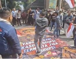 Lempar Telur Busuk ke Spanduk Bergambar Febrie Adriansyah, Aksi AMI Gegerkan Kejati Jatim