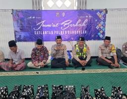 Penuh Ketulusan, Satlantas Polres Bangkalan Tebar Kebaikan Lewat Aksi 'Jumat Berkah' di Pangeranan