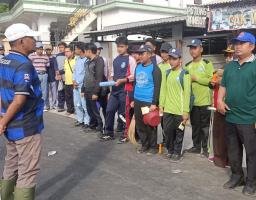 Sambut HUT RI ke-81, Camat Arosbaya Pimpin Gotong Royong Massal, Libatkan Kades, Kepala Sekolah, Pendamping PKH