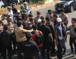 Masa Aksi Menjadi Korban Represif Saat Melakukan aksi Unjuk Rasa Didepan Mabes Polri.