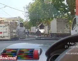 Truk Ekspedisi Parkir Berlapis dan Bongkar Muat Sembarangan, Jalan Nyamplungan Surabaya Dilanda Kemacetan
