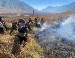 Polres Probolinggo Terjunkan Personel Bantu Padamkan Kebakaran Hutan di Gunung Bromo