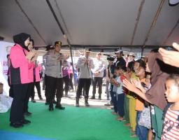 Polri Hadirkan Kepedulian, Berikan Trauma Healing bagi Pengungsi Gempa di Maumere