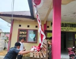 Sambut HUT RI ke-81, Personel Polsek Lolofitu Moi Gotong Royong Hias Mako dengan Nuansa Merah Putih