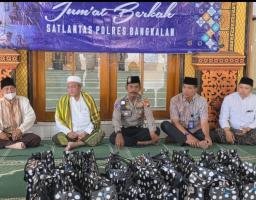 JUM'AT BERKAH, KASAT LANTAS POLRES BANGKALAN GELAR BAKSOS DI MASJID JAMIK AL ANWAR