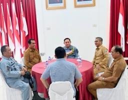 Wakil Bupati Nias Selatan Sambut Kedatangan Kepala Bakamla RI di Bandara Binaka