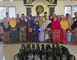 Jum'at Berkah, Satlantas Polres Bangkalan Bagi-bagi Bingkisan Untuk Ibu-ibu di Musholla Miftahul Iman