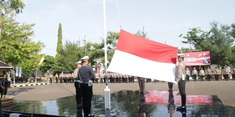 Kapolres Sampang Pimpin Upacara Bendera Memperingati HUT Kemerdekaan Republik Indonesia Ke 78