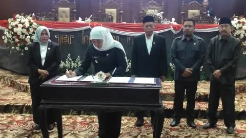 Gubernur dan DPRD Jatim Tandatangani Nota KUA PPAS APBD 2024