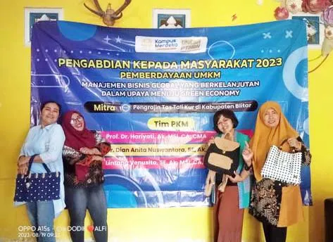 Tim Dosen PKM Unesa Edukasi UMKM soal Manajemen Bisnis Global yang Berkelanjutan dalam Upaya Menuju Green Economy