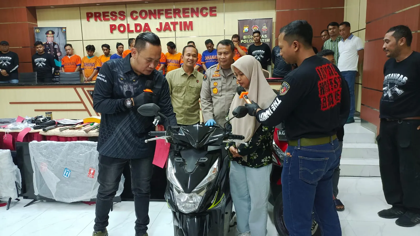 Polda Jatim Berhasil Temukan dan Kembalikan Motor Korban Pencurian Kepada Pemilik
