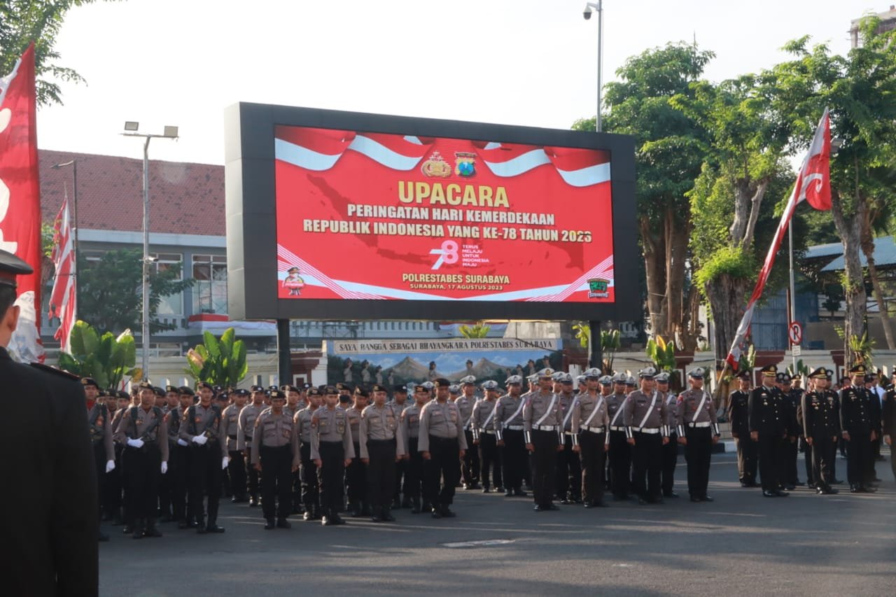 Polrestabes Surabaya Gelar Upacara HUT RI ke-78 dengan Khidmat Serta Beri Penghargaan Kepada Polri Yang Berprestasi