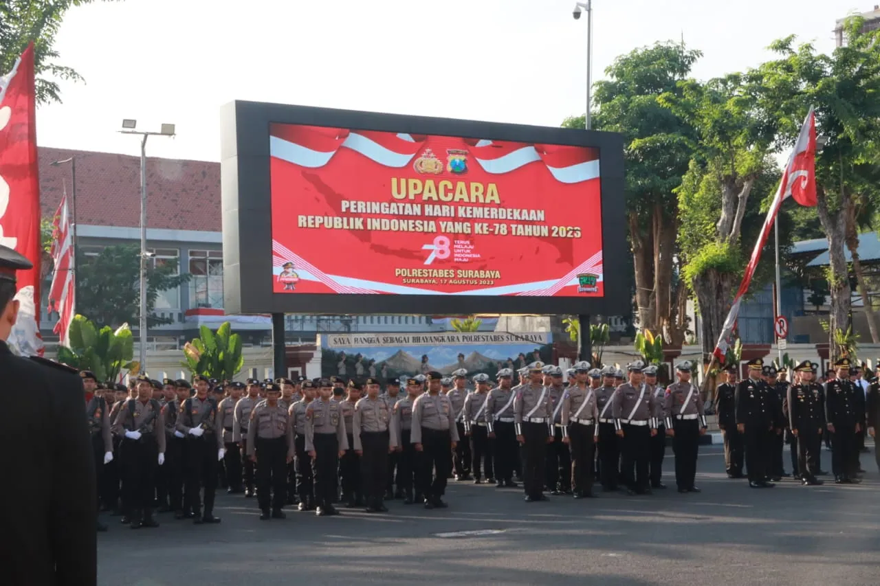 Polrestabes Surabaya Gelar Upacara HUT RI ke-78 dengan Khidmat Serta Beri Penghargaan Kepada Polri Yang Berprestasi