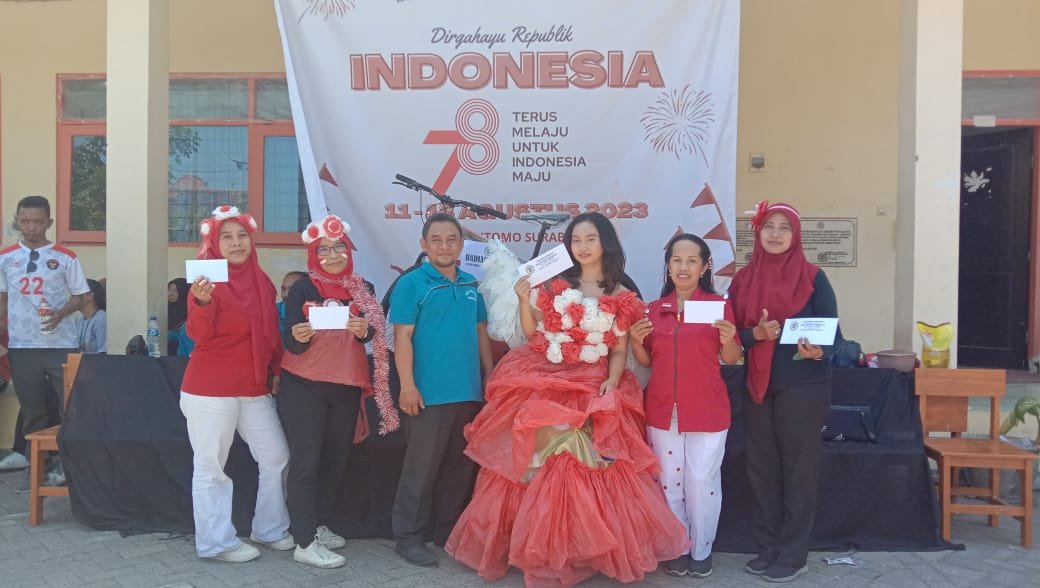 Gelar Jalan Sehat HUT RI, Guru dan Siswa SMK Unitomo Pakai Kostum Unik