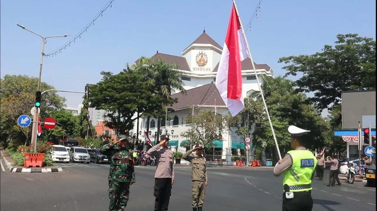Satlantas Polrestabes Surabaya Gelar Upacara Bendera Merah Putih Bersama Pengendara