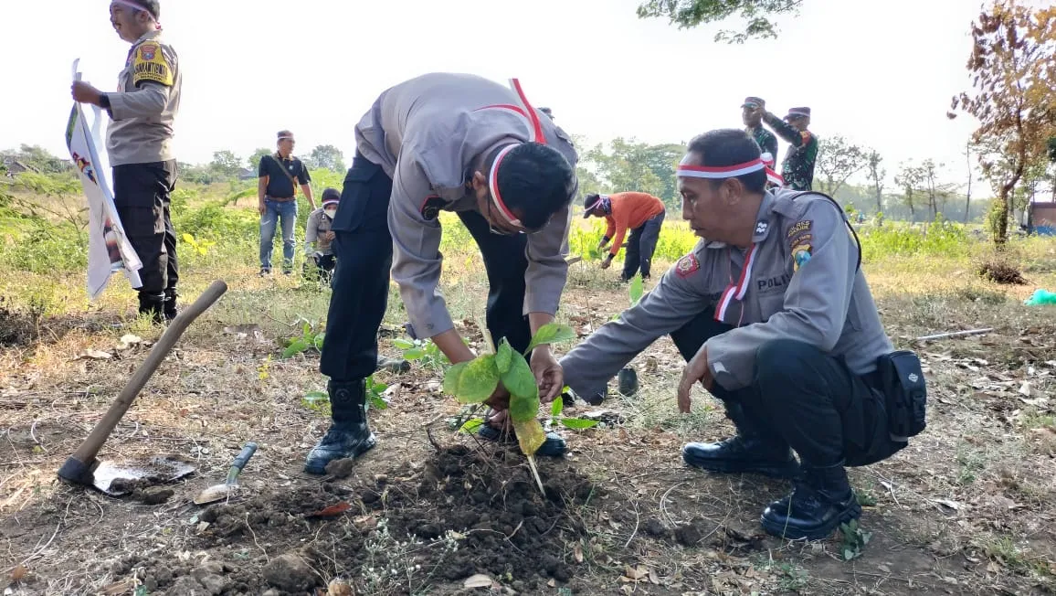 Peringati Hari Kemerdekaan RI ke – 78, Polres Nganjuk Tanam Ribuan Berbagai Jenis Pohon