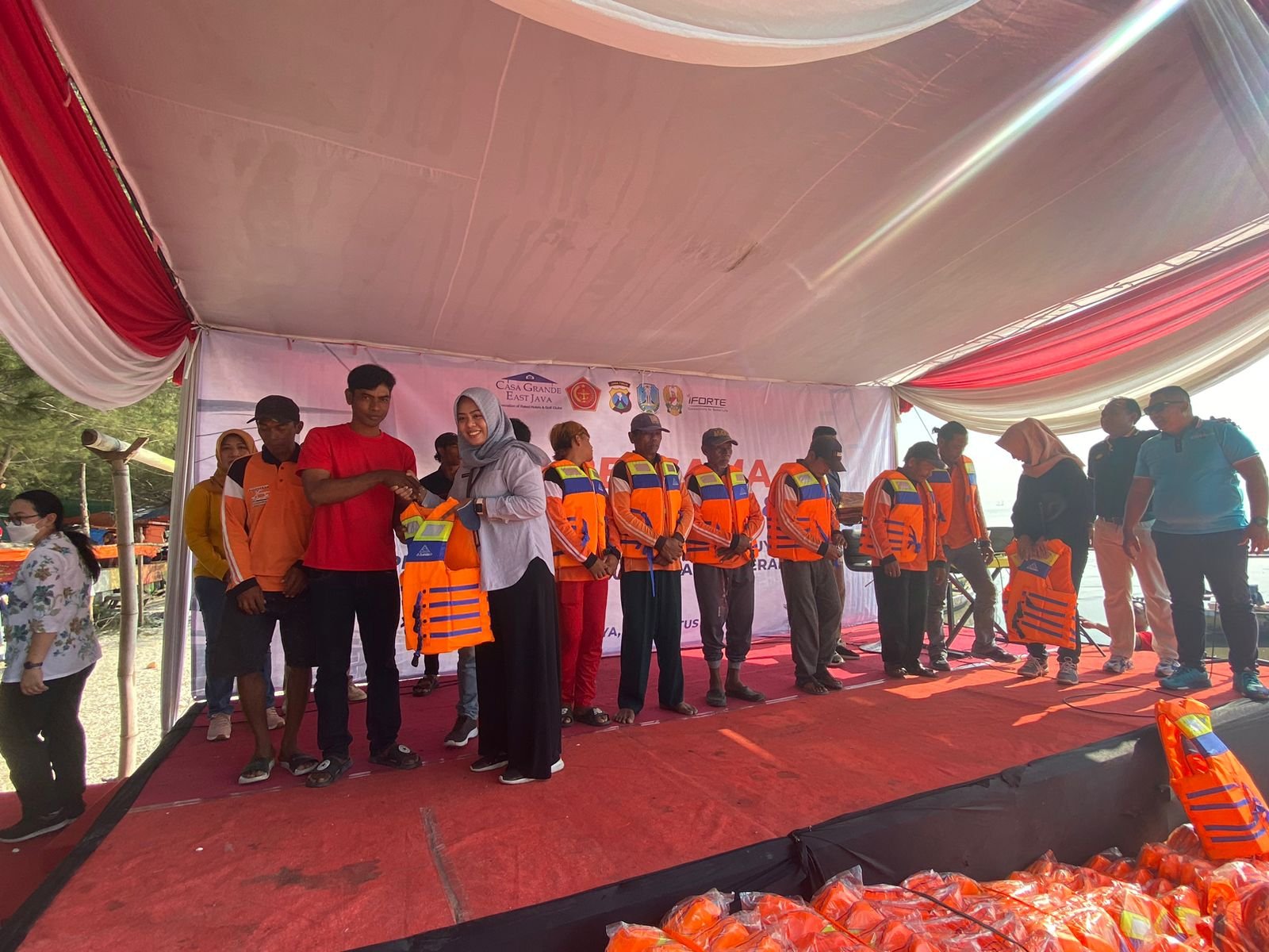 Platinum Hotel Tunjungan Surabaya dan Casa Grande Serahkan Life Jacket Ke Paguyuban Perahu Wisata Taman Surabaya