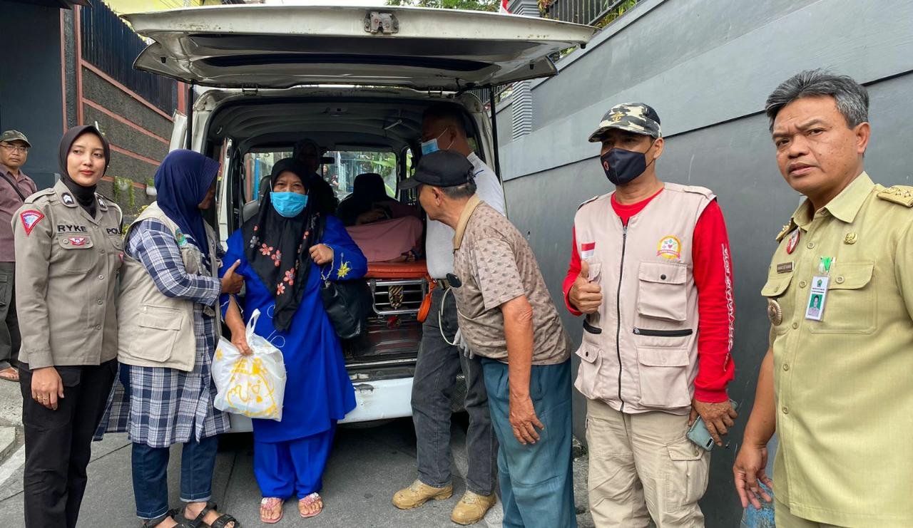 Kolaborasi Polwan Polisi RW Polresta Malang Kota Evakuasi ODGJ, Warga Samaan Beri Apresiasi