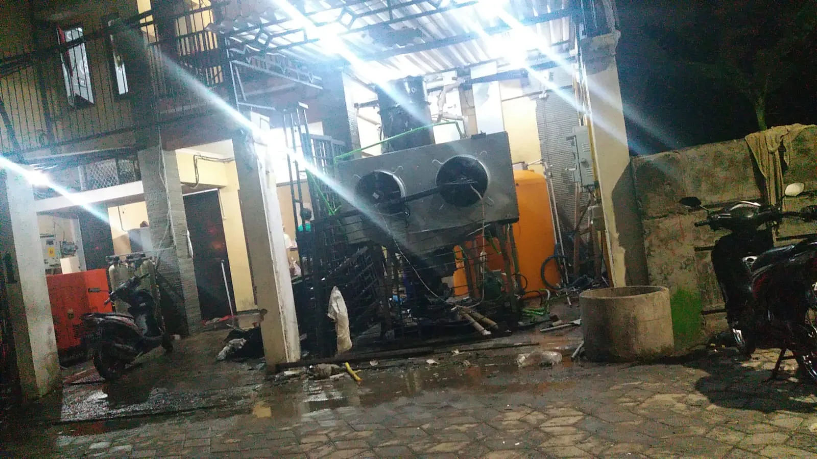 Rumah Usaha Produksi Es Batu Kristal di Wonorejo Selatan Baru Rungkut Meledak