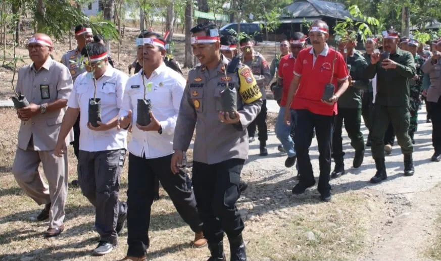 Polres Nganjuk Bersama Forkopimda Tanam Pohon Sebagai Rangkaian Peringatan Hari Kemerdekaan RI ke 78