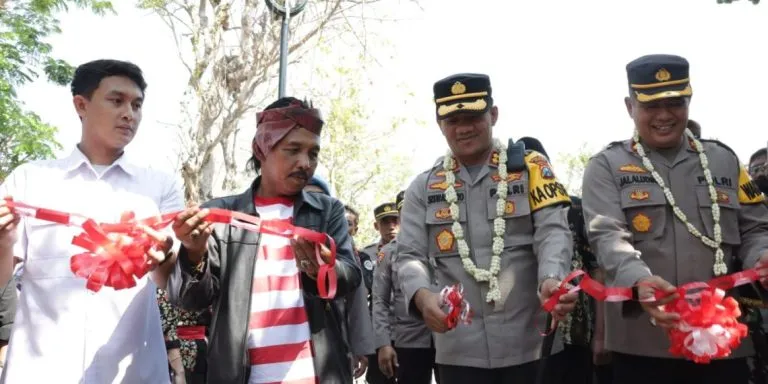 Kapolres Sampang AKBP Siswantoro Resmikan Kampung Bebas Narkoba Di Desa Pacanggaan Pangarengan