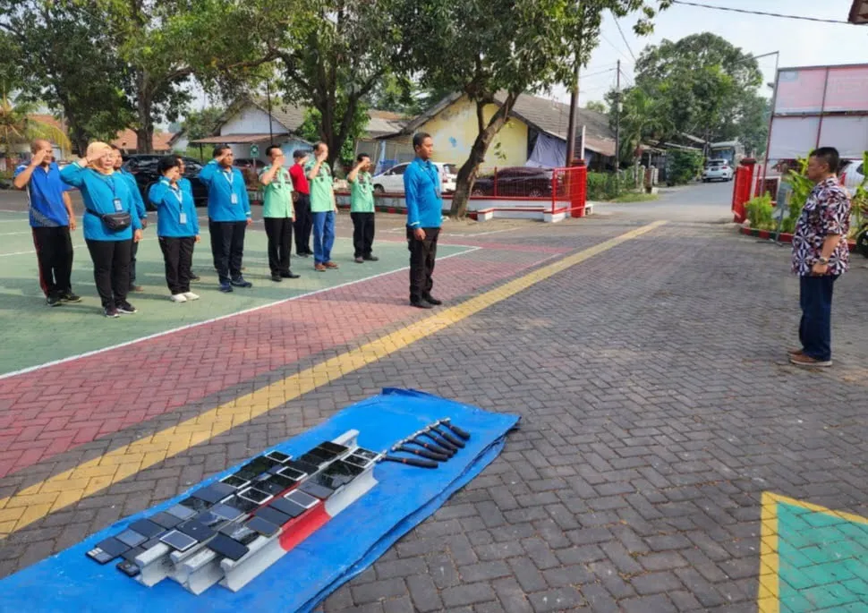 Musnahkan Barang Bukti Puluhan Handphone Hasil Sidak Selama Tujun Bulan