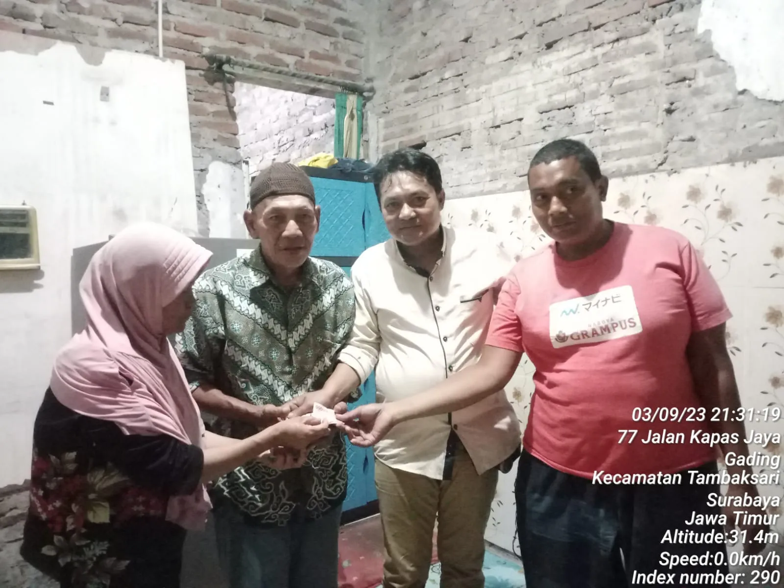 Ormas Aldera (Aliansi Demokrasi Rakyat) memberikan bantuan kepada masyarakat berupa uang, yang nanti nya di buat untuk kebutuhan sehari-hari.