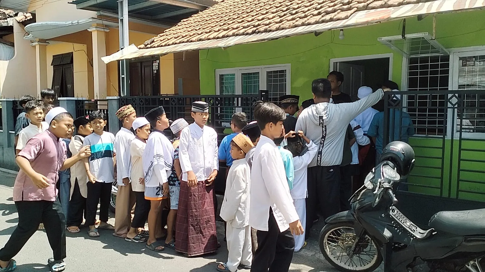 Tim Media Semangat Berbagi Makanan di Jumat Berkah 