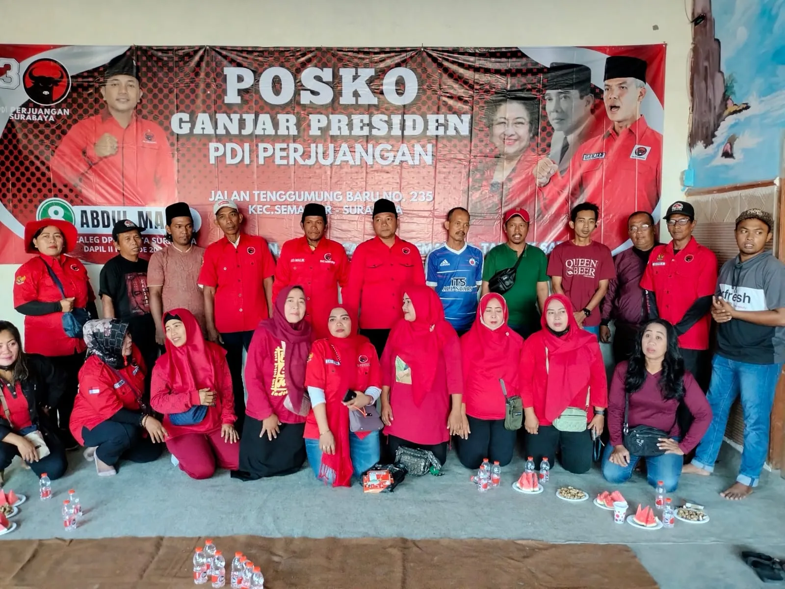 Mas Malik CALEG Nomer Urut 8 PDI Perjuangan Blusukan,Sosialisasi Dan Pasang Sticker Ganjar Pranowo Sebagai Calon Presiden 2024-2029 Di Dapil 2 Surabaya