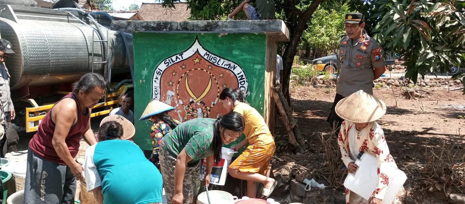 Polsek Ngetos Bersama BPBD Kabupaten Nganjuk dan Pemdes Salurkan Air Bersih untuk 120 KK Warga Dusun Jatirejo