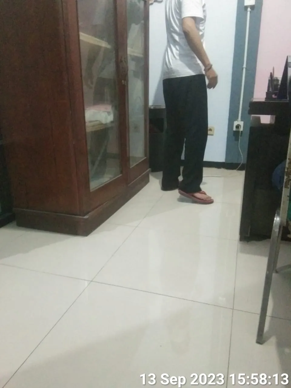 Miris Kabid Disnarker Kabupaten Mojokerto Pakaian Kaos Brong & Sandal Jepit Saat Jam Dinas